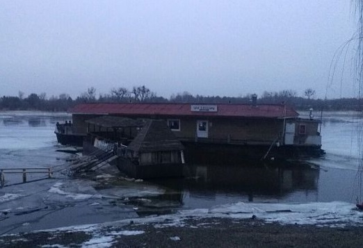 В Мозыре от берега Припяти оторвало баржу-бар с людьми на борту